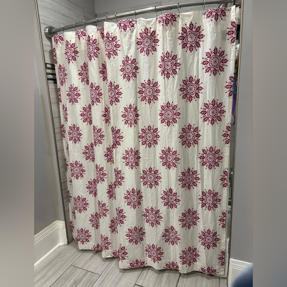 VHC Brands Mariposa Marshmallow & Fuchsia Medallion Shower Curtain 72 x 72 NWOT